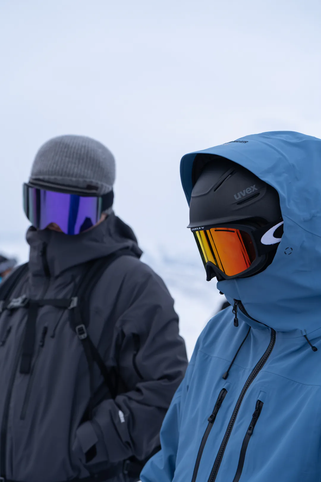 两位身着滑雪服的同行者在雪山上并肩出发